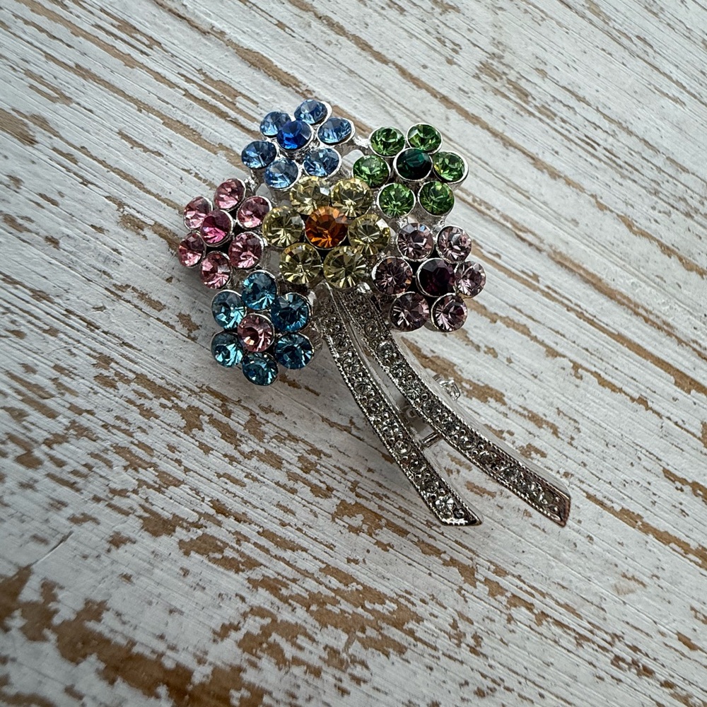 Floral‎ Crystal Brooch in Silver tone